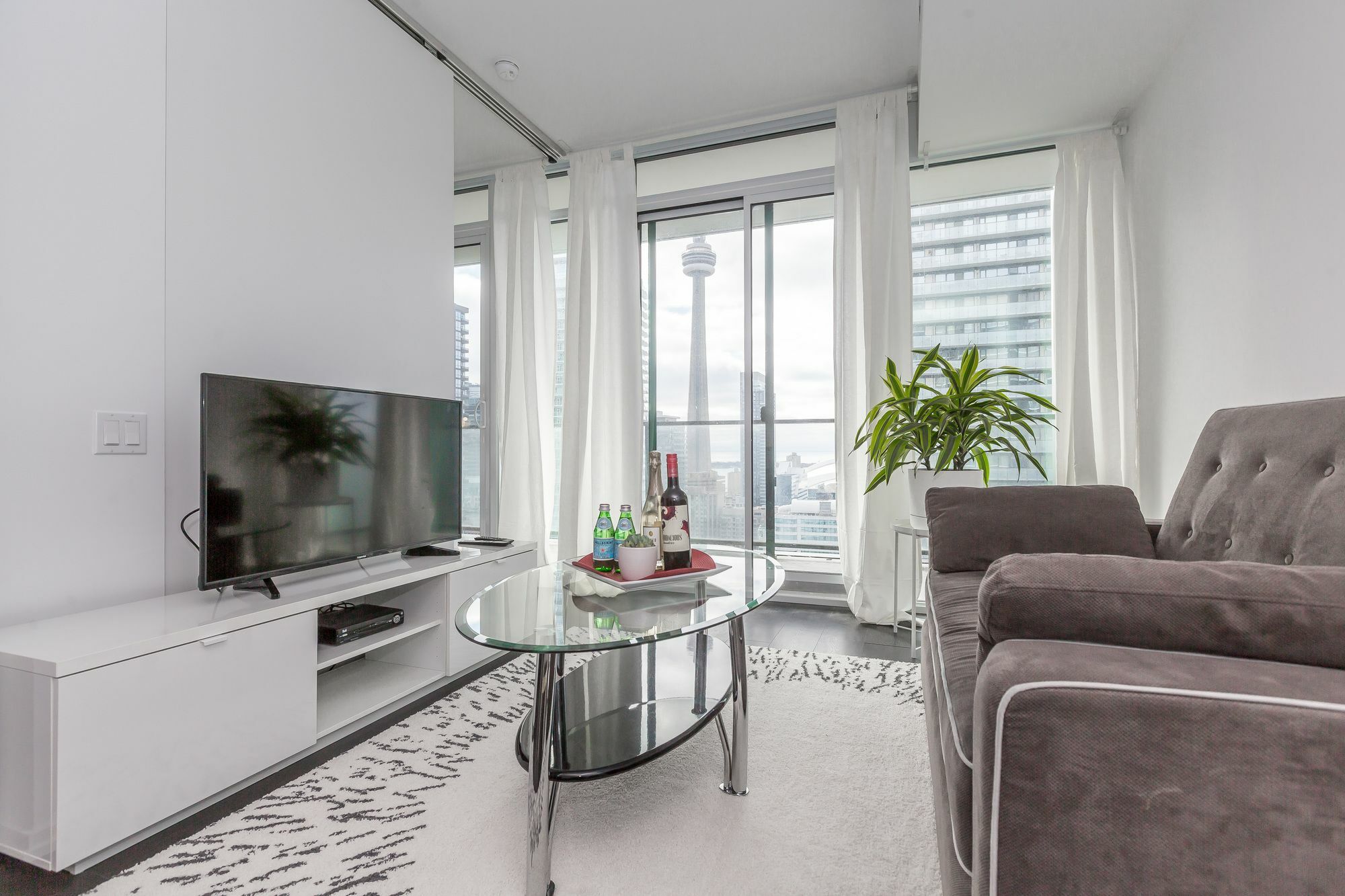 Noel Suites- Peter And Richmond St West 4*